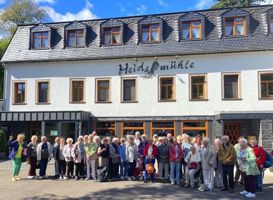Gruppenfoto vor der Heidsmühle