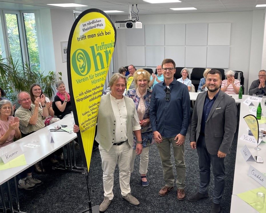Austausch, Information und Gemeinschaft bei der Treffpunkt Ohr CI-Gruppe im September mit Prof. Dr. Meyer (v.l.n.r.: Stefan Saul, Hörakustikmeister und Hörimplantat-Spezialist, Brigitte Hilgert-Becker, 1. Vorsitzende und Mitglied der Geschäftsführung BECKER Hörakustik, Prof. Dr. Moritz Meyer, neuer Leiter der HNO-Abteilung des Katholischen Klinikum Koblenz-Montabaur, Slawa Gorelik, Hörimplantat-Spezialist.)