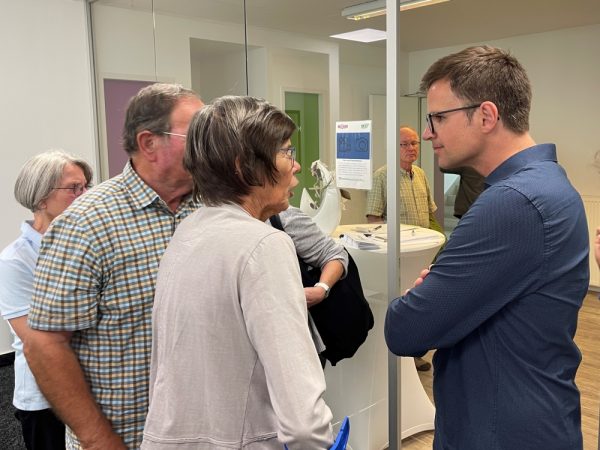 Im Gespräch: Prof. Dr. Moritz Meyer im Austausch mit Mitgliedern von Treffpunkt Ohr