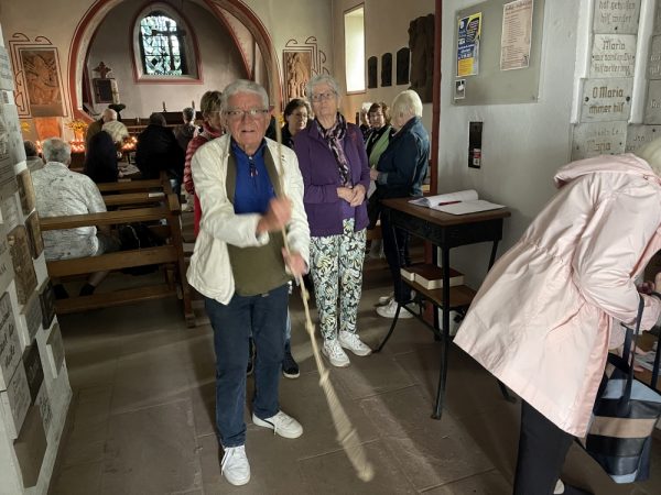 Besichtigung der Kapelle - Josef Oster (Bildmitte) Leiter des Stammtisches