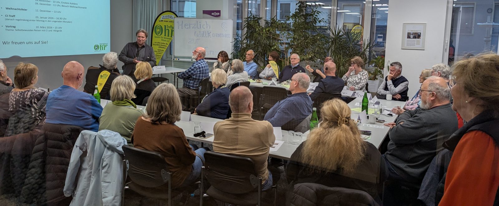 Stefan Saul im Gespräch mit den Teilnehmenden des CI-Treffens – mit viel Engagement erklärt er den Einsatz externer Mikrofone für besseres Verstehen in Alltagssituationen.
