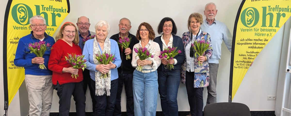 Blumenübergabe an den Vorstand nach erfolgreicher Entlastung: Die Mitglieder bedanken sich für das engagierte Wirken der Verantwortlichen im Treffpunkt Ohr.
