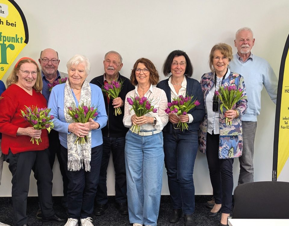 Blumenübergabe an den Vorstand nach erfolgreicher Entlastung: Die Mitglieder bedanken sich für das engagierte Wirken der Verantwortlichen im Treffpunkt Ohr.