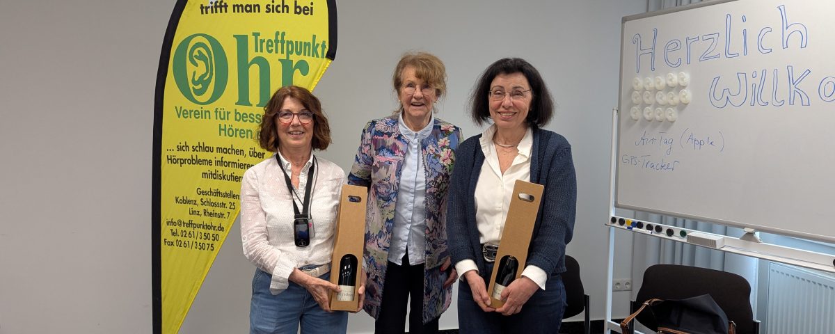 Referentinnen Ute Jung (links) und Susanne Meier (rechts) bei der Übergabe des Rednerpräsents durch die erste Vorsitzende Brigitte Hilgert-Becker.