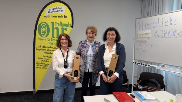 Referentinnen Ute Jung (links) und Susanne Meier (rechts) bei der Übergabe des Rednerpräsents durch die erste Vorsitzende Brigitte Hilgert-Becker.