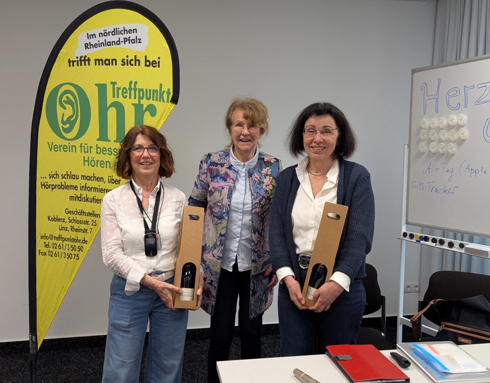 Referentinnen Ute Jung (links) und Susanne Meier (rechts) bei der Übergabe des Rednerpräsents durch die erste Vorsitzende Brigitte Hilgert-Becker.