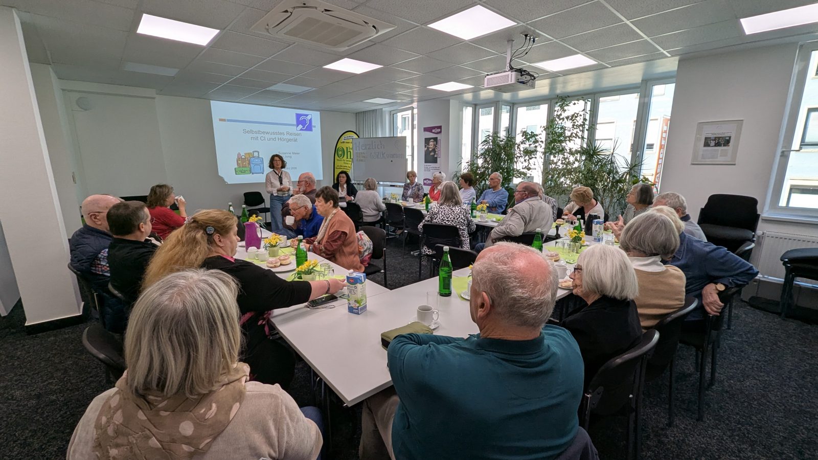 Blick in den Vortragsraum bei BECKER Hörakustik während der Veranstaltung „Selbstbewusst Reisen mit CI und Hörgerät“.
